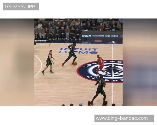 杰伦布朗首节低迷次节回暖上半场狂砍19分展现强大实力